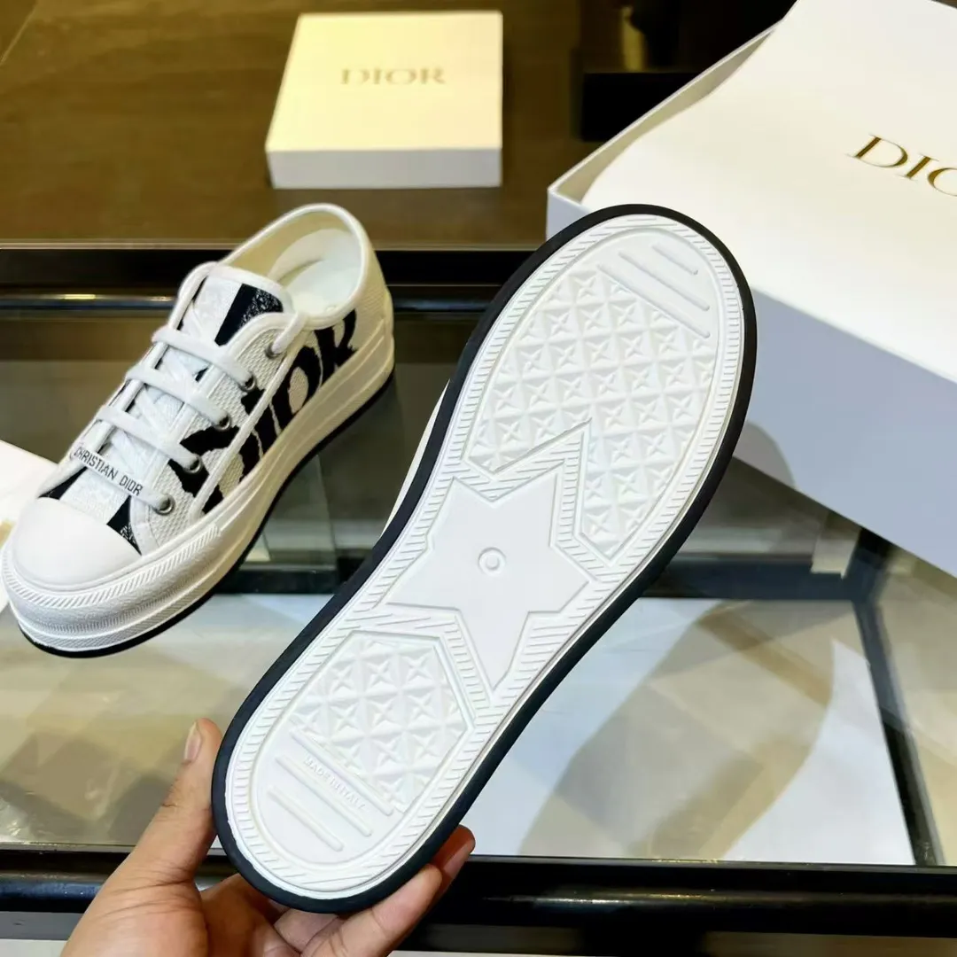 👟👟Ex-factory price 520👟👟 Dior’s 2025 Walk ‘n’ Dior embroidered mid-top casual shoes are new. On the fashion stage, Dior embroidered shoes are the well-deserved protagonist. Delicate stitching is used on the upper, every stitch is devoted to the craftsman's efforts, and every thread is woven with artistic poetry. From complex floral patterns to smart geometric textures, embroidery is like the magic that gives shoes life, allowing them to show dynamic beauty even in static conditions.   Wearing Dior embroidered shoes feels like stepping into a dream world full of art. It is not only a pair of shoes, but also a walking piece of art that perfectly integrates fashion and culture. Whether you are strolling on the bustling city streets or attending important social occasions, Dior embroidered shoes can add unique charm to your style and become the focus of everyone's attention.   Choosing Dior embroidered shoes means choosing a persistent pursuit of quality and a unique understanding of fashion. Let it accompany you through every wonderful moment and leave your own fashion mark.  Material: Sheepskin lining, feet, silk cowhide, size 35-41, heel height 5cm